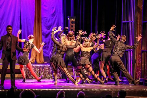 Theater troupe performs “Chicago”