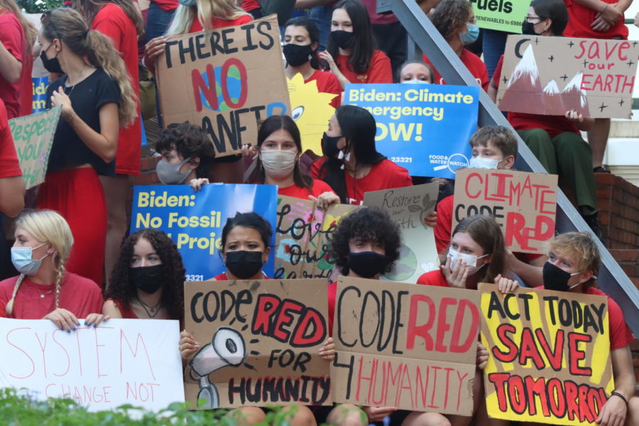 On Friday, Sept. 24, students rallied in front of Tampa City Hall for Climate Day of Action. Around 150 people came to call on Tampa to declare a “Code Red” Climate Emergency. (Lina Chen) 