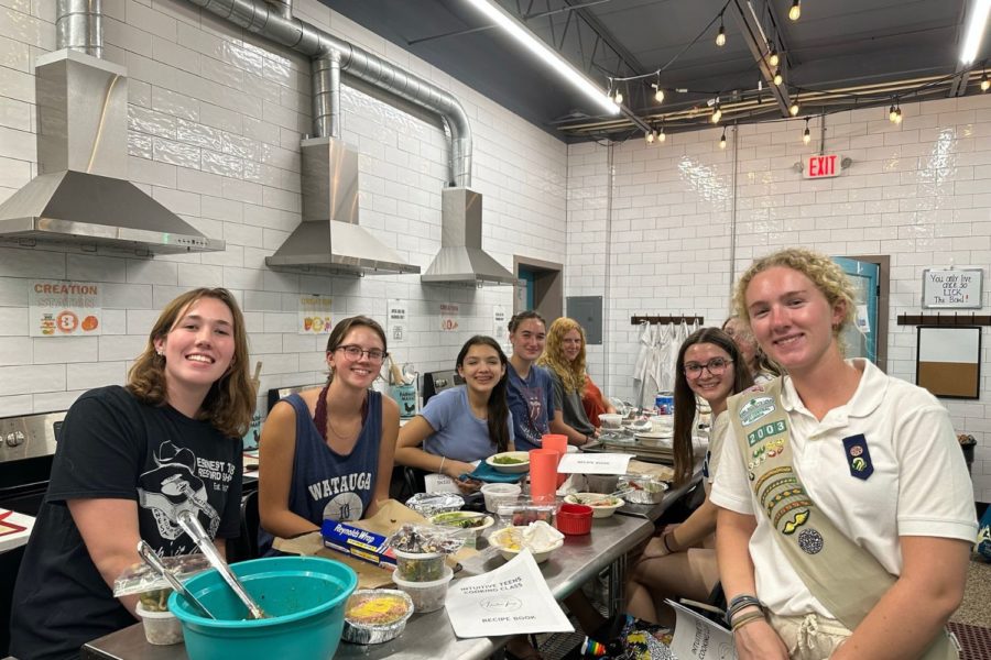 Junior Maggie Warren smiles as she instructs fellow Plant students. Warren hosted a vegan cooking class on Sunday, March 26 at the Prep of South Tampa for her Intuitive Teens Club.  