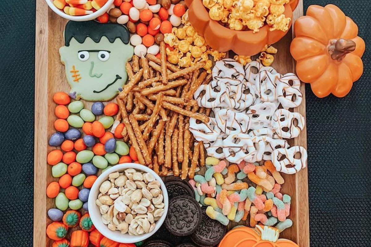 Halloween treats are a must for Halloween parties. Festive treats help add to the fall atmosphere. Check out these spooktacular Halloween treats. 